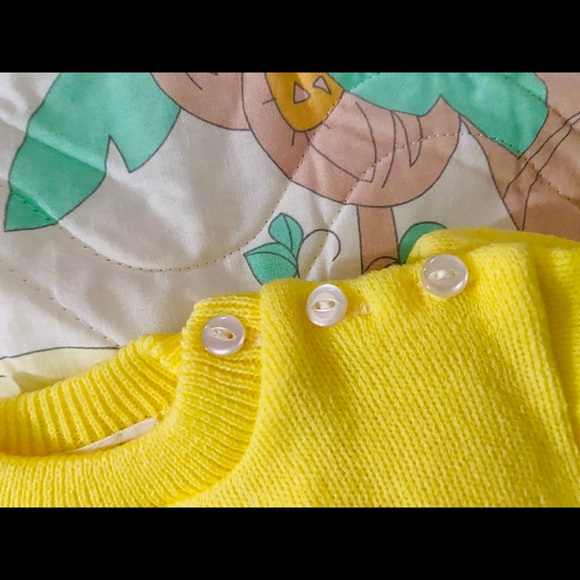 Bright yellow 2 piece sweater suit. Top and shorts - Picture 4 of 7